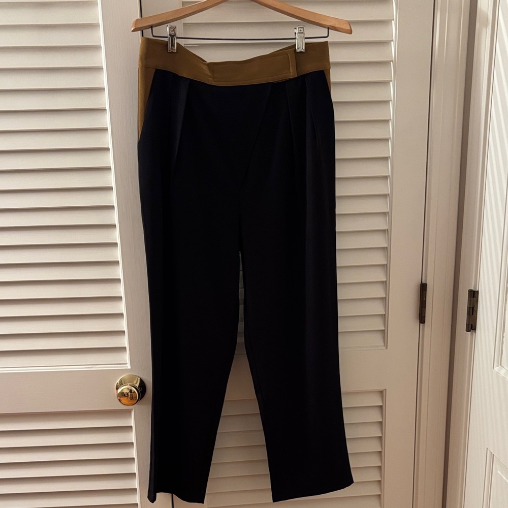 Gracia Black and Tan Pants